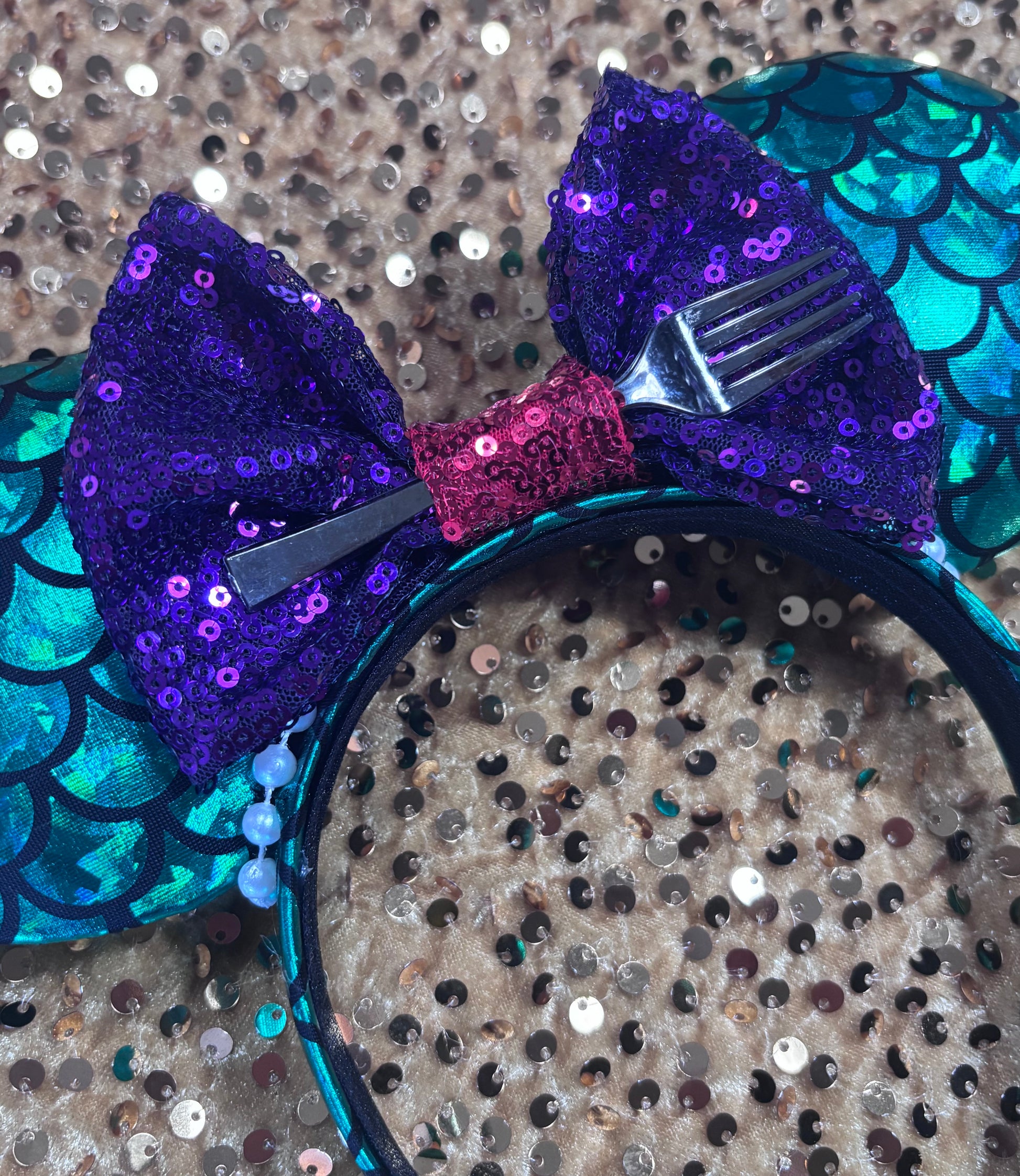 Close up of the bow middle and dinglehopper on the mouse ears.