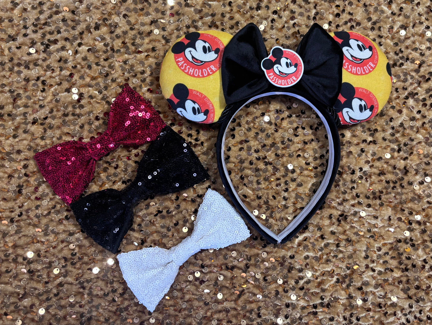 Set of sequined bow options in red, black and white in case you prefer a different bow. Just request in your order. The headband with Mickey Mouse ears on a glittery background