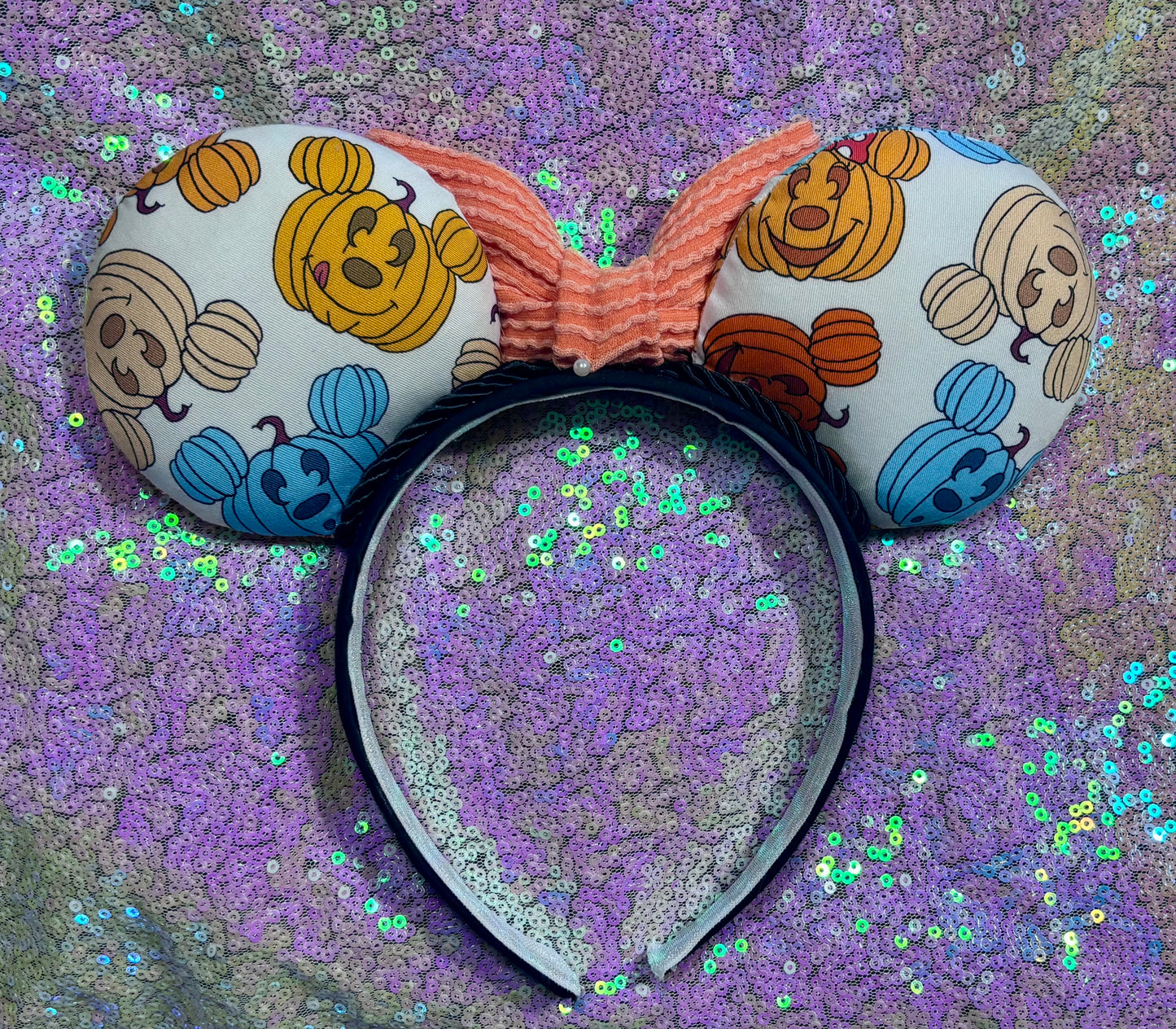 Back view of the headband. The bow is pinned until the customer orders in case they want a different color. 