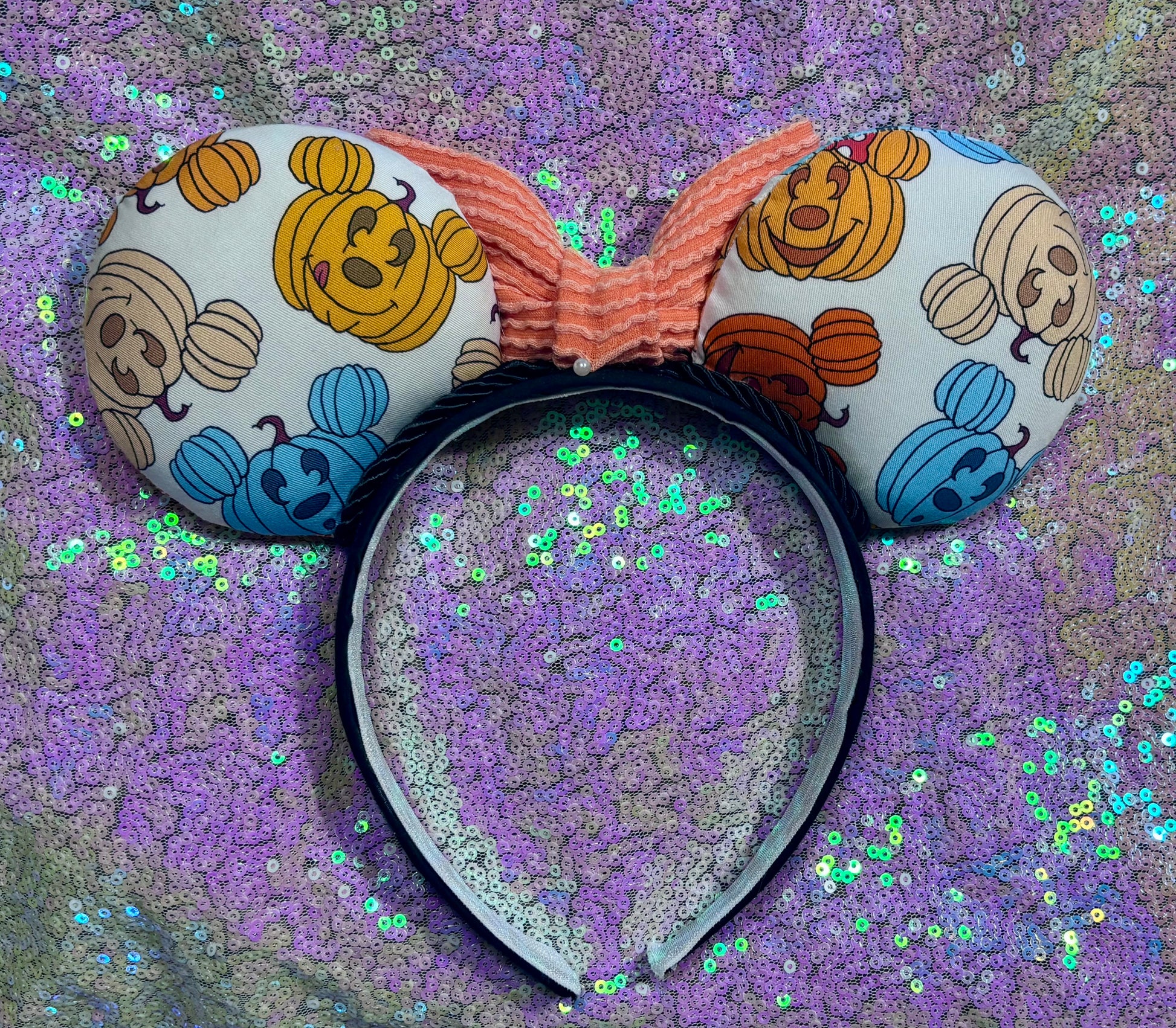 Back view of the headband. The bow is pinned until the customer orders in case they want a different color. 