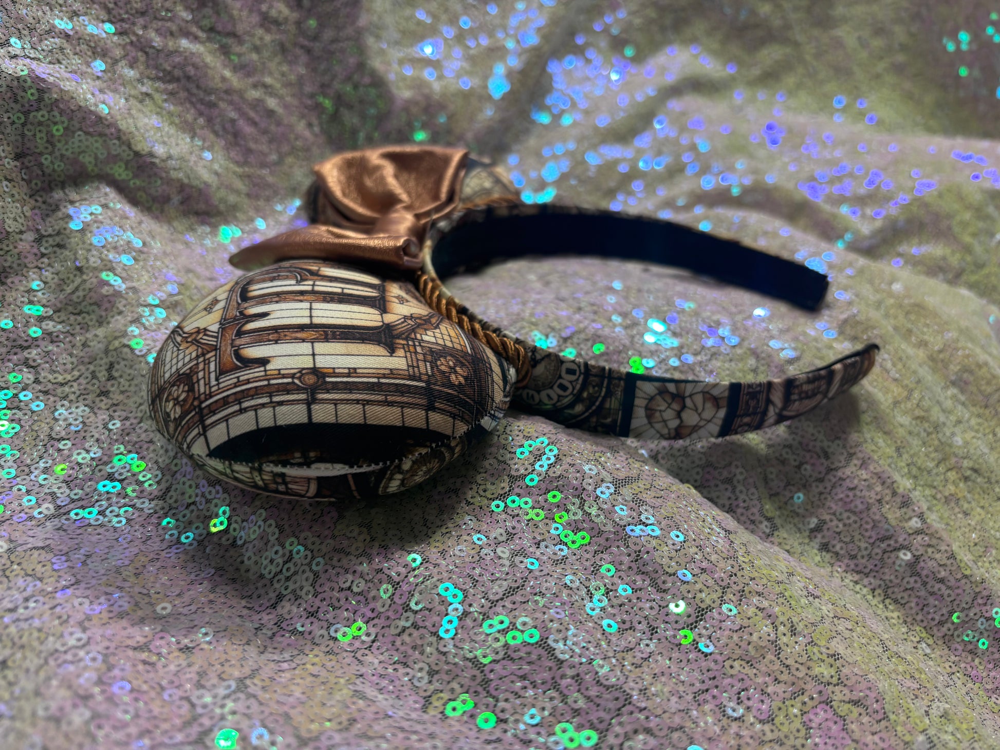Decorative headband with musical design on a glittery surface