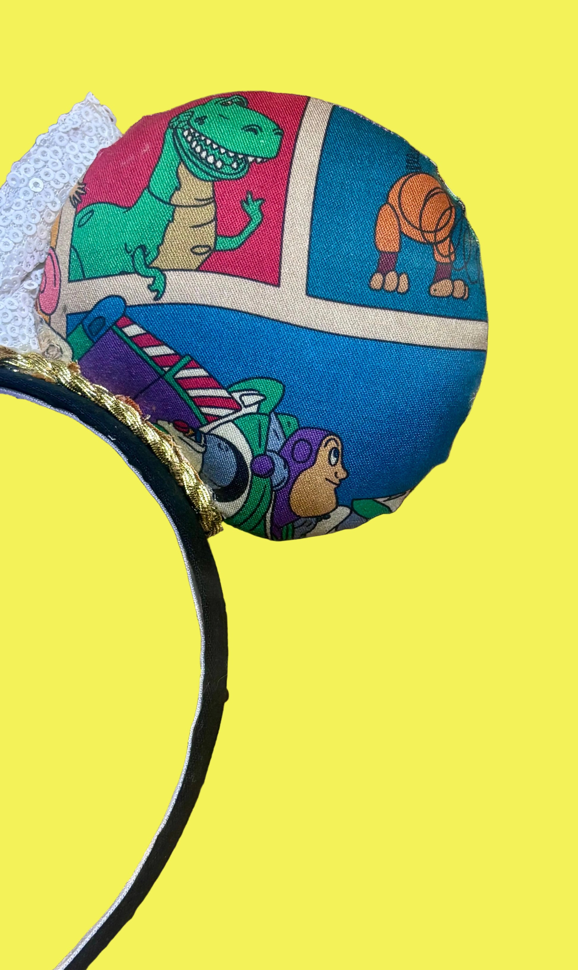 Back right side view of mouse ears.