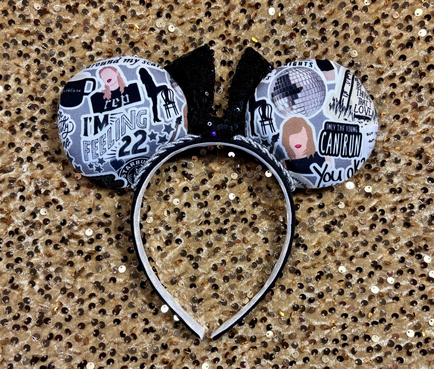 Decorative headband with black and white pattern on a glittery surface
