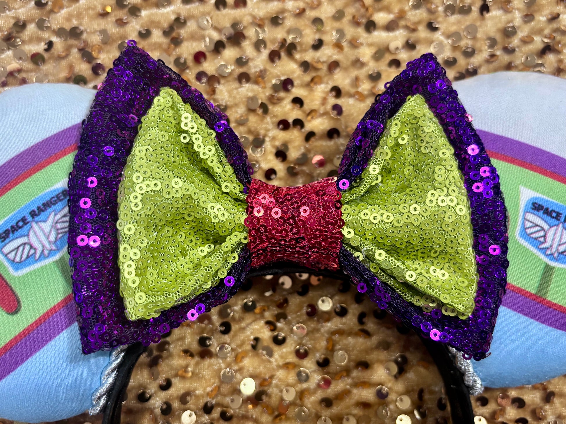 Close up of the sequin bow.