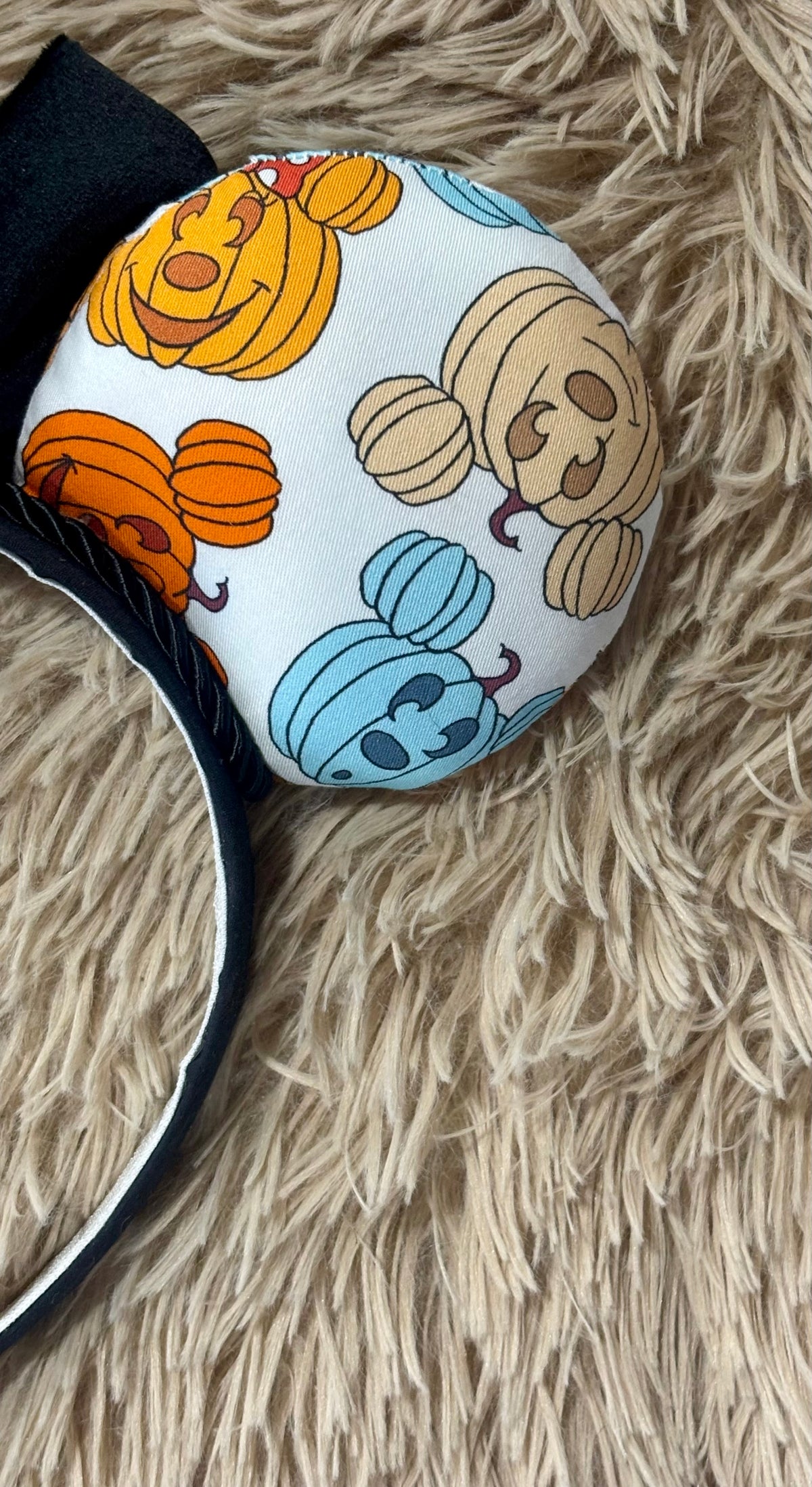 Close up the mouse ear.