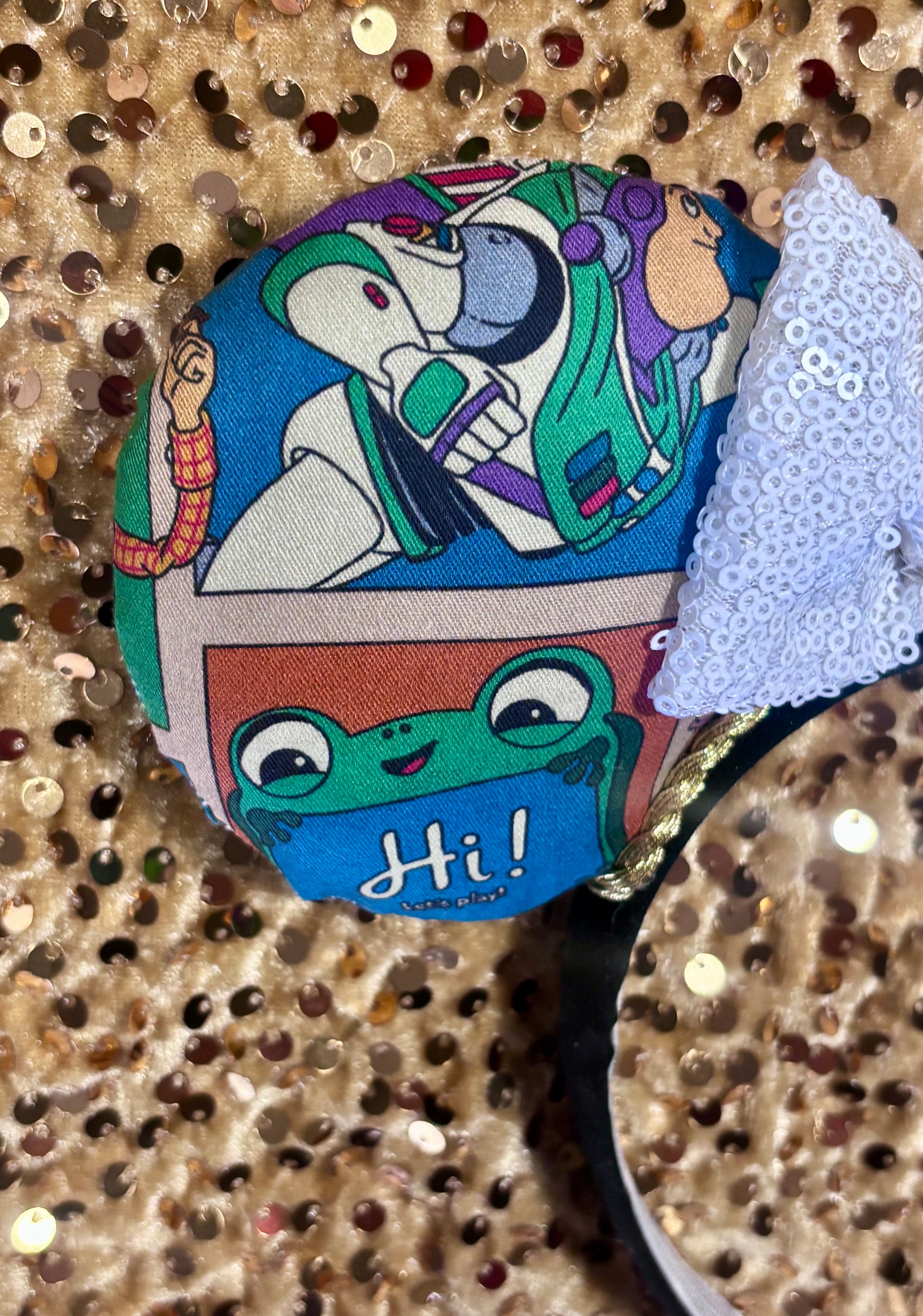 Front right mouse ear view with Buzz and cartoon character and 'Hi!' text on a glittery background